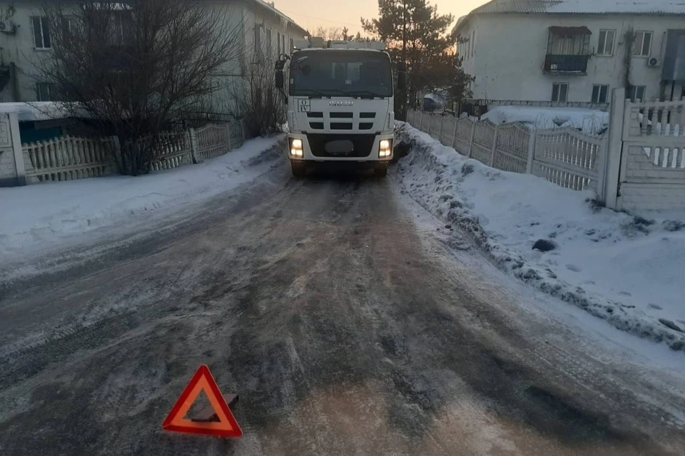 Директор сообщил, что на данной улице отсутствует тротуар, оренбурженка двигалась по снежному навалу