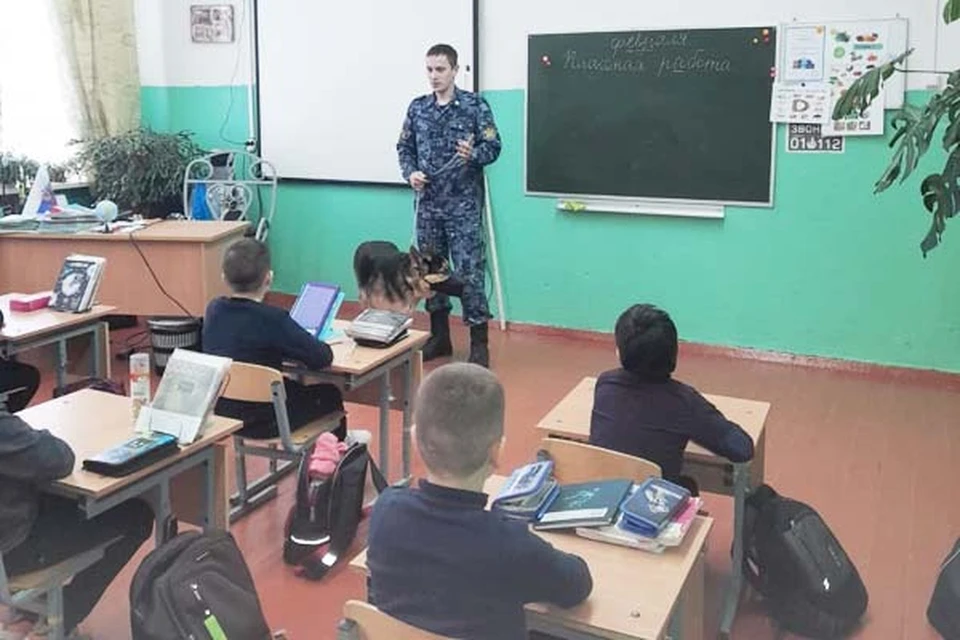 Инструктор-кинолог Никита Васильев и его пёс Грэй провели урок для школьников Фото: УФСИН России по Тверской области