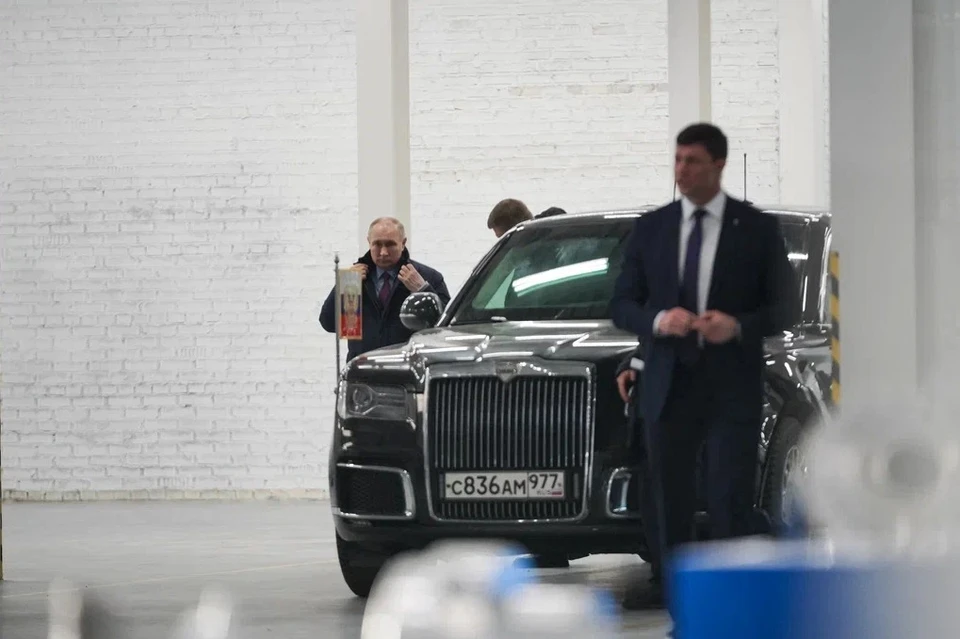 Владимир Путин приехал на завод на автомобиле Aurus.