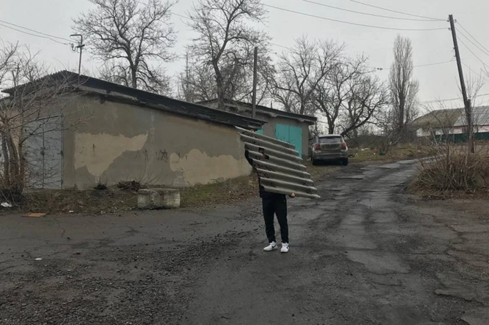 Молодой вор в одиночку демонтировал с гаража 33 листа шифера. Фото: МВД по ДНР