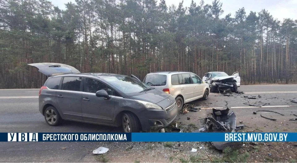 Под Брестом утром 17 февраля было затруднено движение по трассе М1 из-за ДТП с участием трех легковушек и трактора. Фото: brest.mvd.gov.by