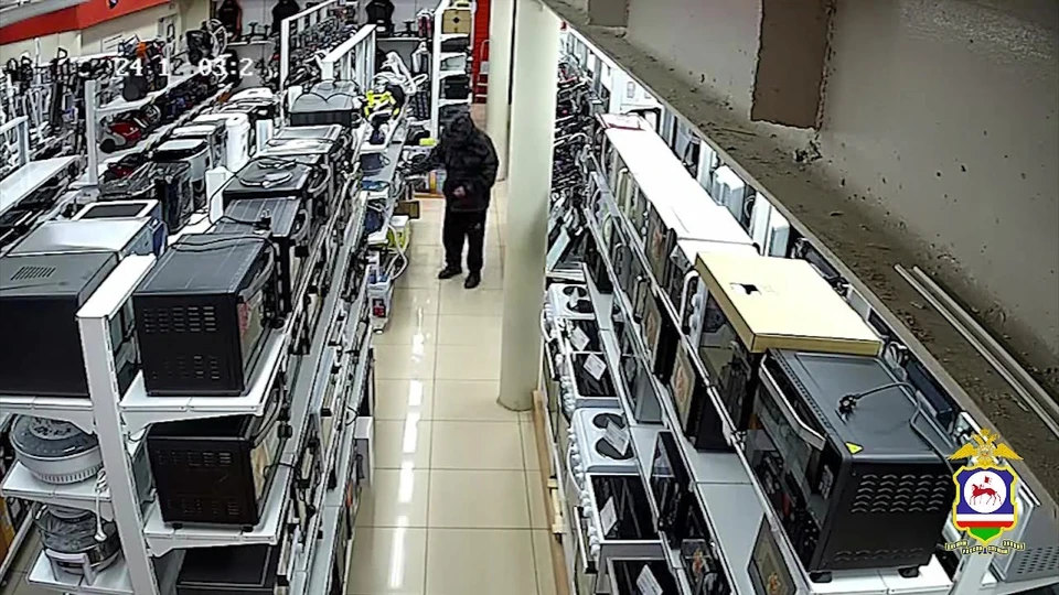 Мужчина 4 раза возвращался в магазин для кражи. Фото: скриншот видео