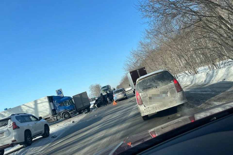 В Новосибирске произошло массовое ДТП с участием грузовика и фуры. Фото: Яна Сарвилова