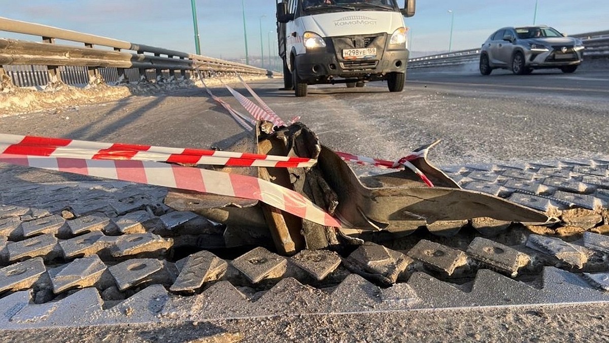 Пермяк разбил машину, когда попал в яму на Красавинском мосту - KP.RU