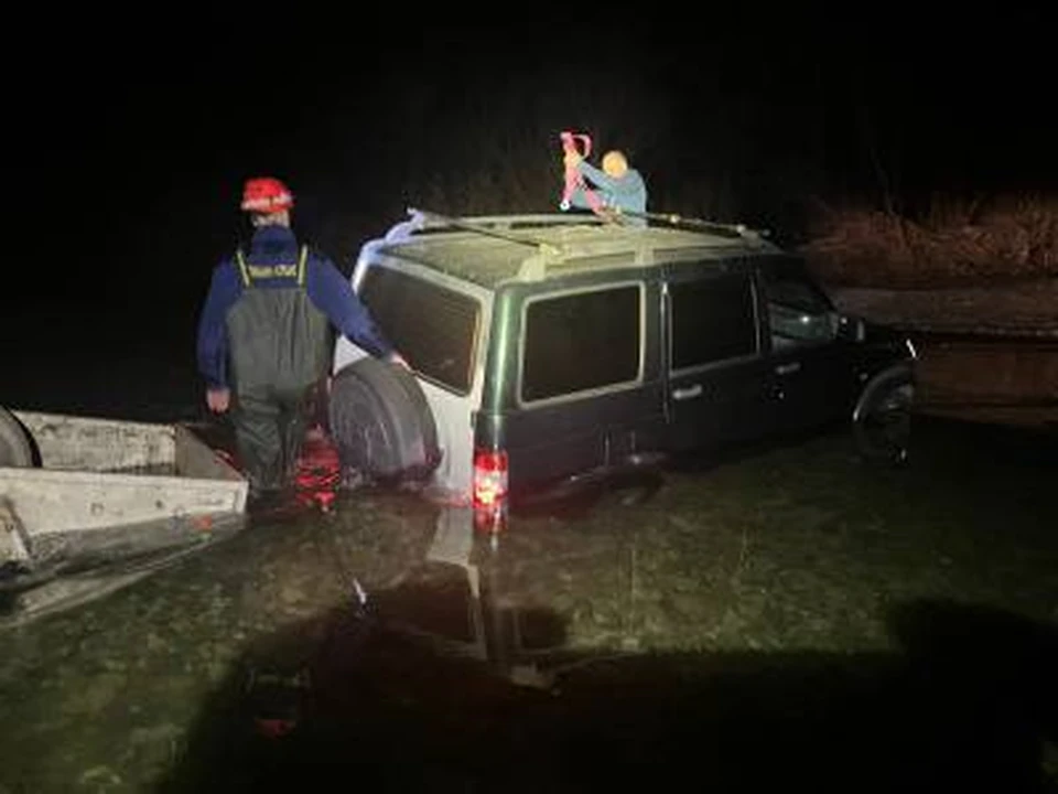 Семья планировала преодолеть реку на автомобиле. Фото: t.me/kubanspas