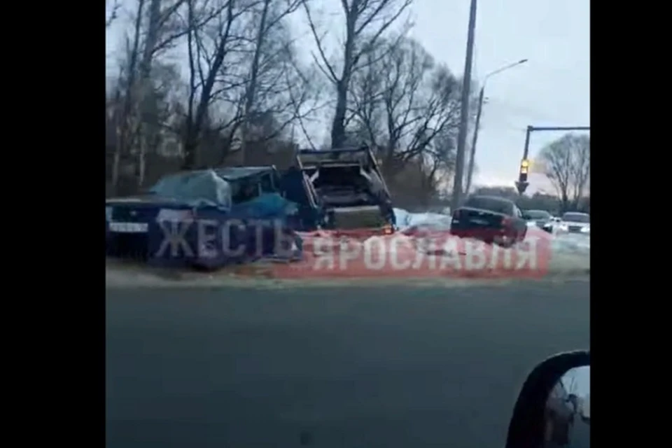 В Ярославле столкнулись пять машин. Скриншот с видео, группа "Жесть Ярославль" ВКонтакте