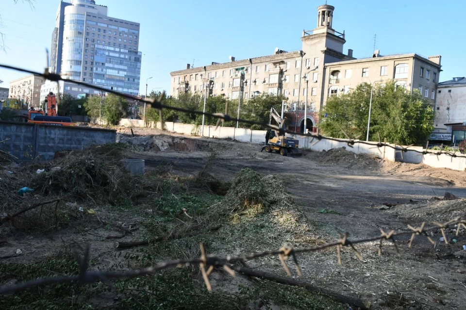 За забором на Советской развернули работы.