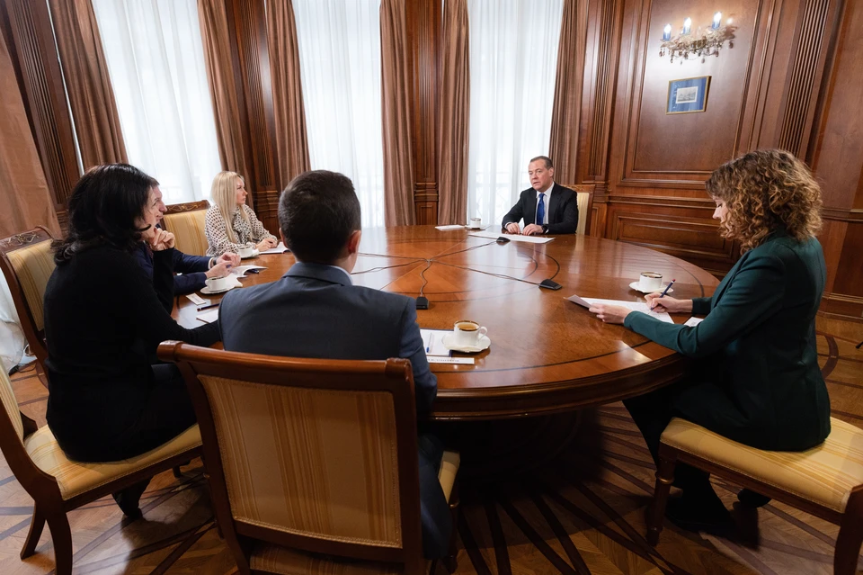 Медведев заявил, что Зеленский останется в истории как кровавый клоун. Фото: Екатерина Штукина/ТАСС