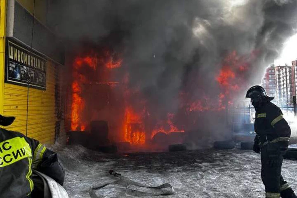 В МЧС поделились кадрами с пожара на шиномонтажке в Иркутске