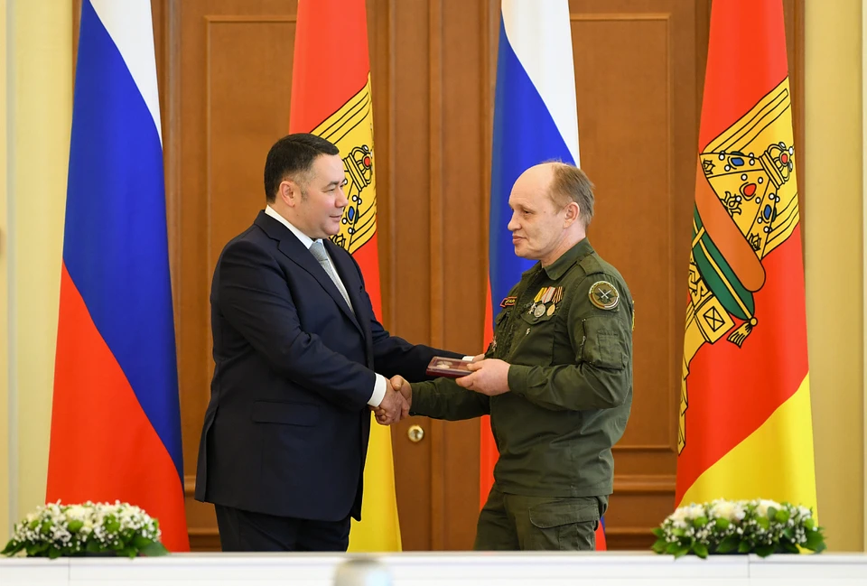 Губернатор вручил награды военным. на снимке - награждение Олега Цвилева.