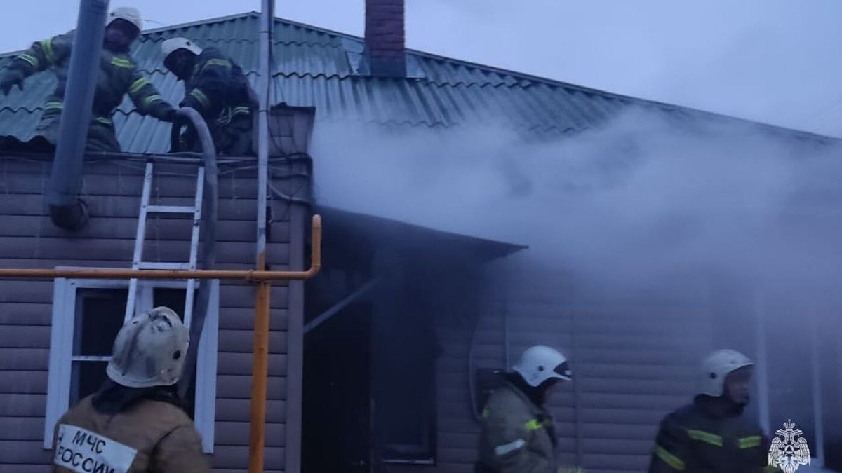 В Миллерово во время пожара в частном доме погибли два человека - KP.RU