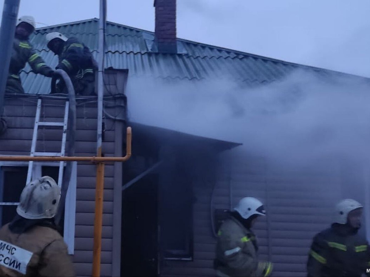 В Миллерово во время пожара в частном доме погибли два человека - KP.RU