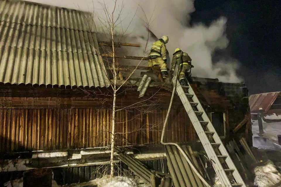 На момент прибытия пожарных дом горел открытым огнем. Фото: пресс-служба ГУ МЧС РФ по Якутии