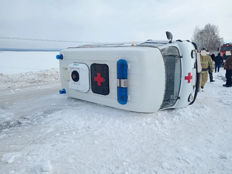 Водитель авто УАЗ не справился с управлением на заснеженной дороге. Фото: группа Вконтакте Вавож, Вавожский район