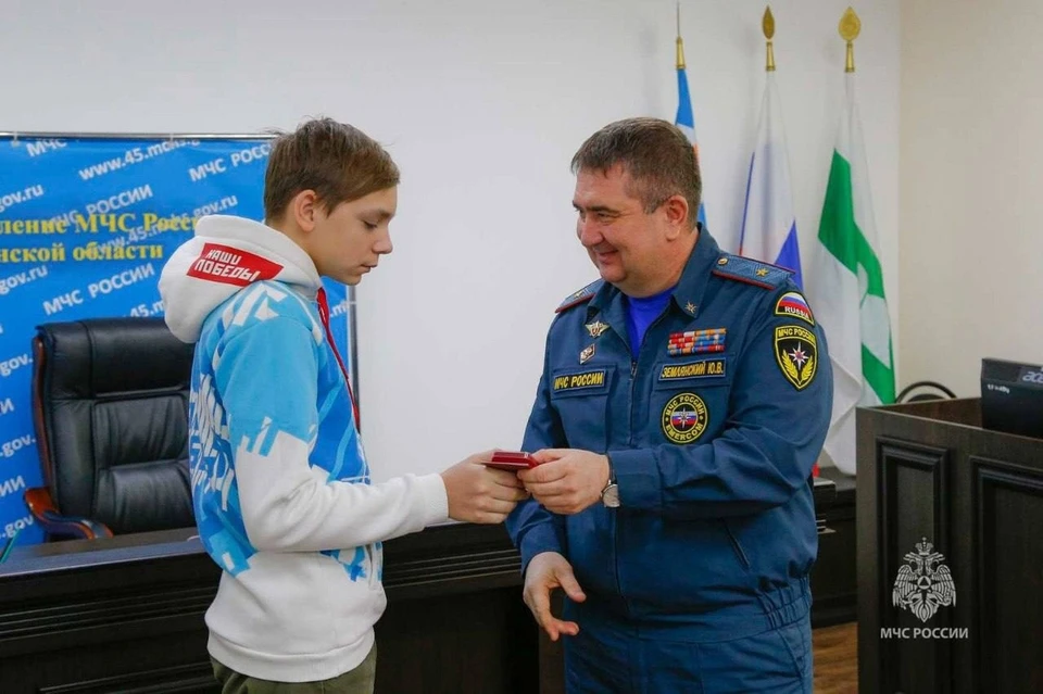 За героический поступок 12-летнего Марка наградили медалью МЧС России. Фото: ГУ МЧС России по Курганской области