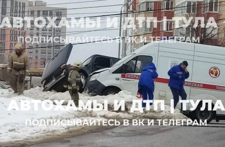 В Туле на проспекте Ленина столкнулись «Нива» и машина скорой помощи. Фото% ТГ-канал "Автохамы и ДТП. Тула"