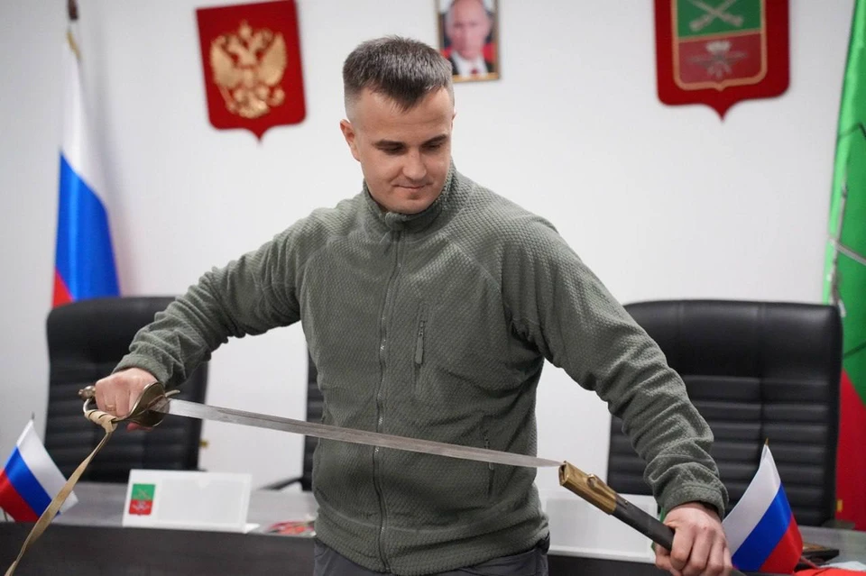 Подразделениям вручены полковые знаки отличия. Фото - телеграм-канал Евгения Балицкого