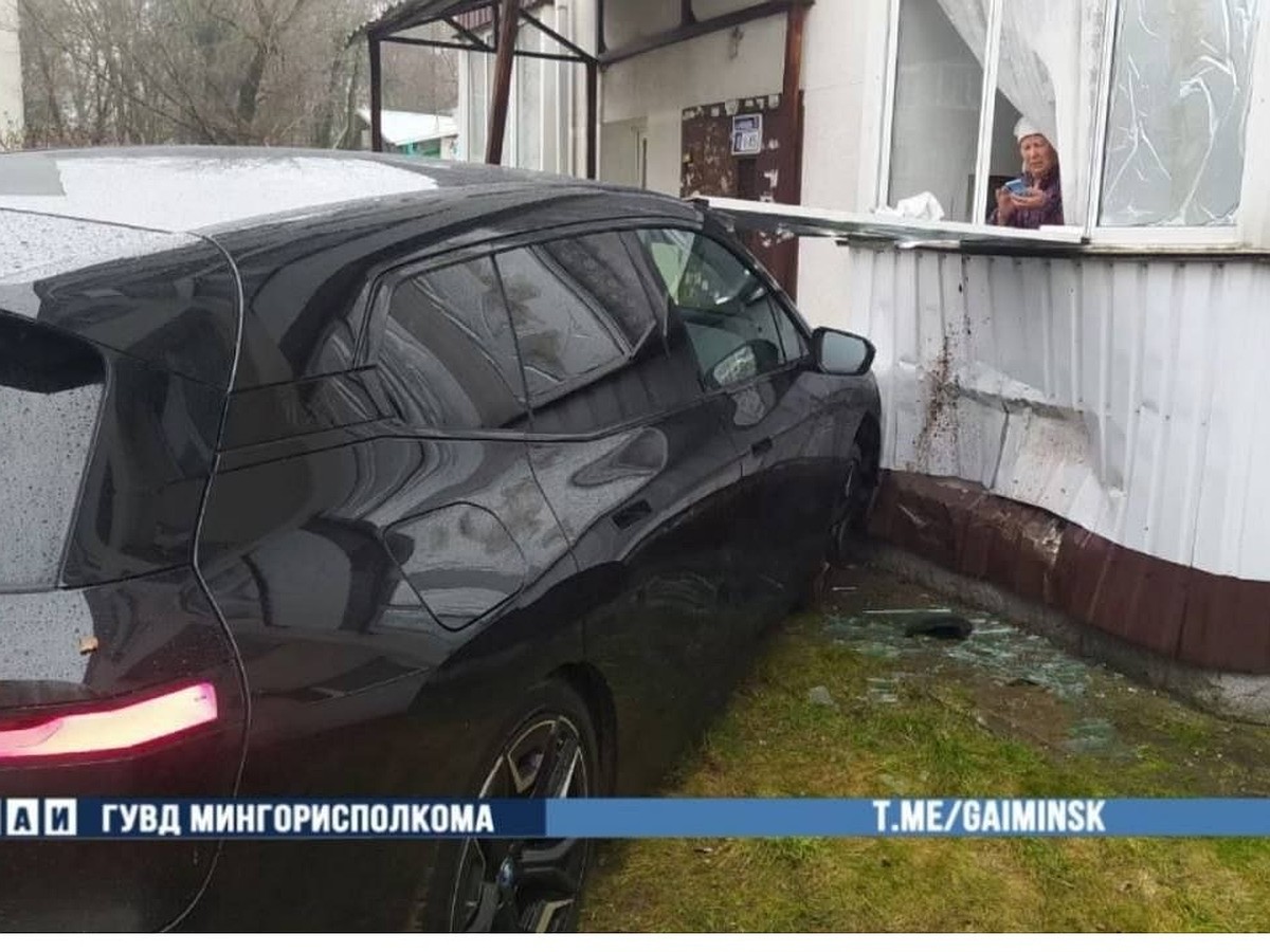 Водитель BMW въехала в фасад жилого дома в Минске - KP.RU