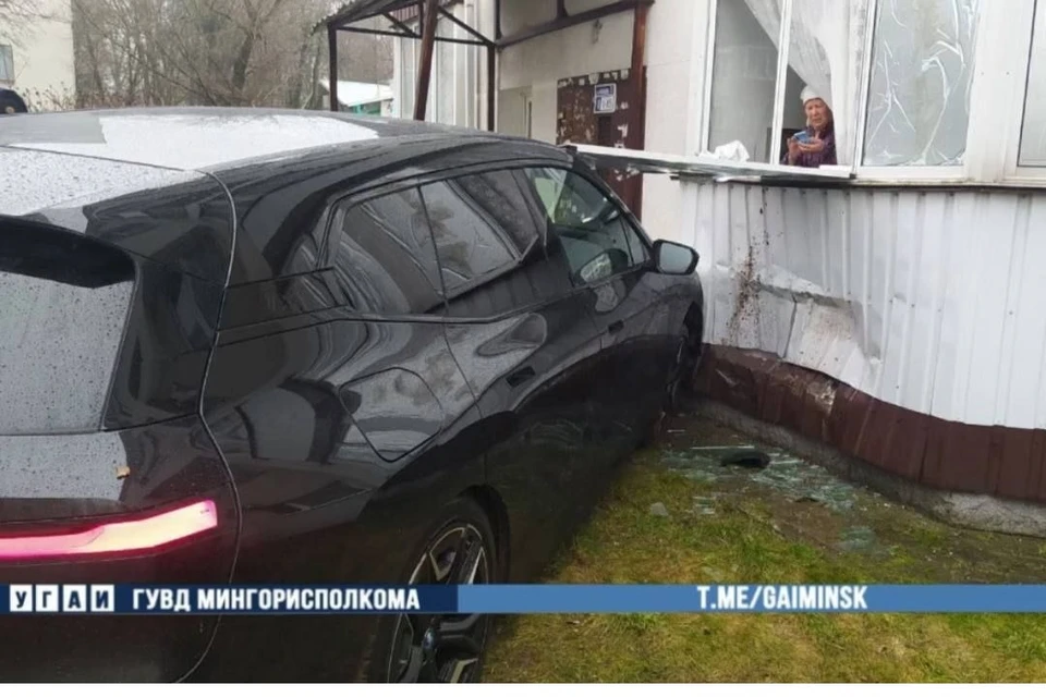 В Минске автомобиль въехал в подъезд жилого дома. Фото: УГАИ ГУВД Мингорисполкома.