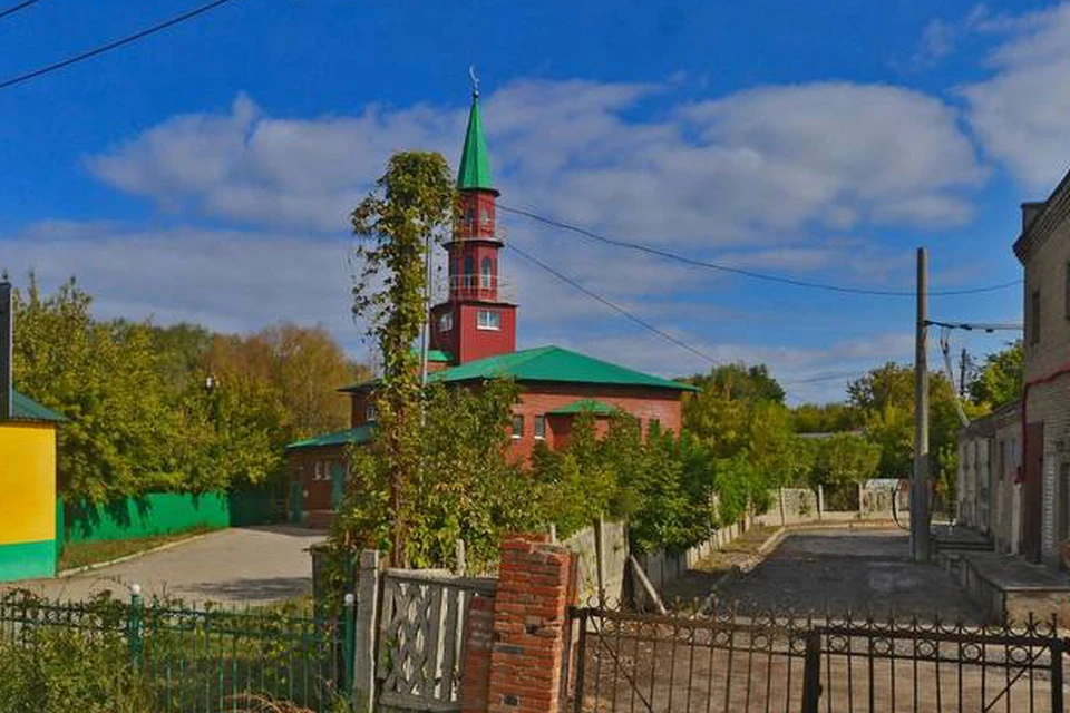 Мечеть представляет собой нежилое двухэтажное здание. / Фото: Яндекс.Карты
