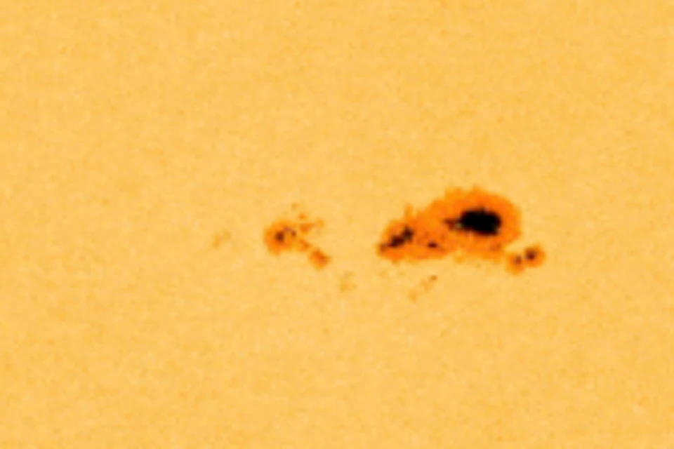 Солнечные пятна активной зоны AR3590 развернулись в сторону Земли и стали самыми обширными в текущем цикле