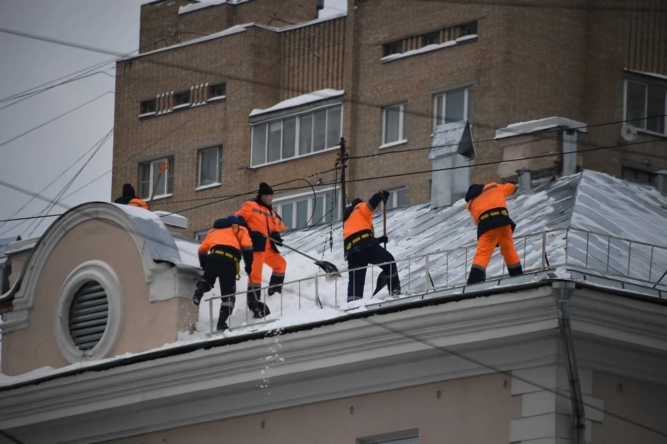 СК проверит работу коммунальщиков, которые должны были убрать снег на крыше