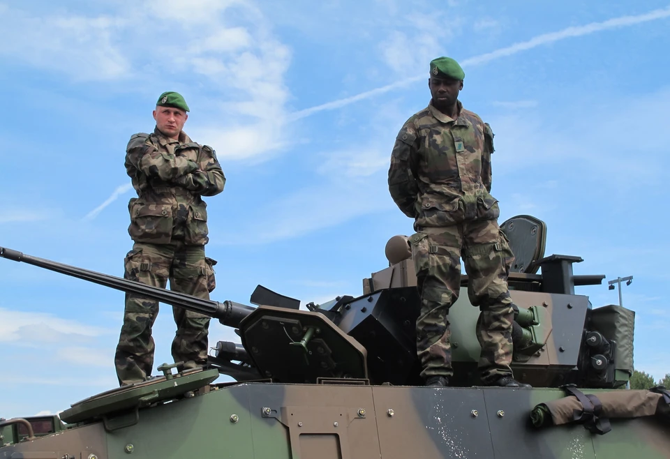 Солдаты Иностранного Легиона на учениях во Франции.