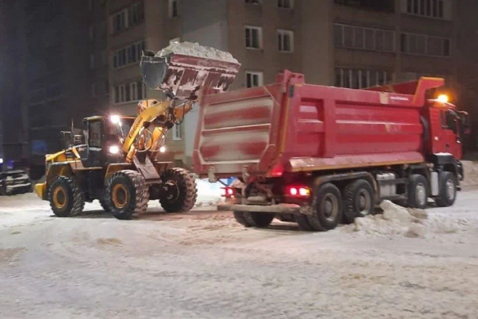 С начала сезона подрядчики вывезли с улиц Кирова 998 тысяч кубометров снега. Фото: киров.рф