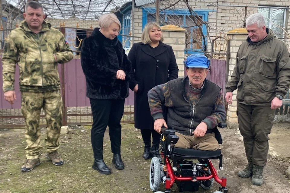 Волонтеры передали горностаевскому пенсионеру инвалидную коляску Фото: ЕР