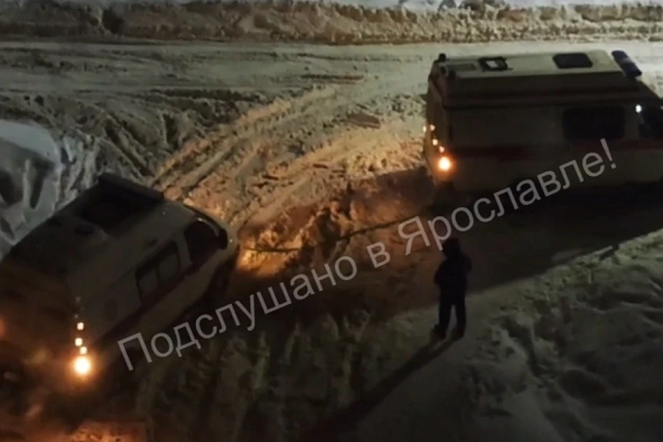 "Скорая" пришла на помощь "скорой", застрявшей в сугробах. Скриншот с видео, группа "Подслушано в Ярославле" ВКонтакте