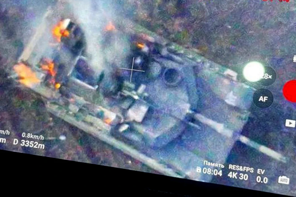 «Абрамсы» долго прятали в тылу, а когда один вывели на передовую под Авдеевкой, российские военные превратили американский танк в хлам.