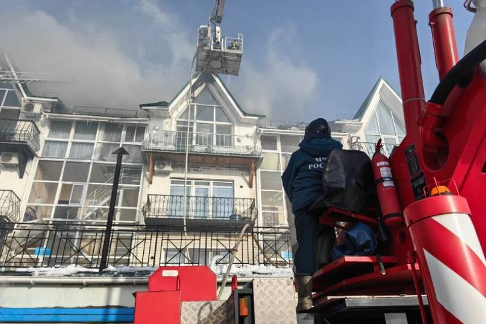 Пожарные справились с открытым огнем в многоквартирном доме в Иркутске