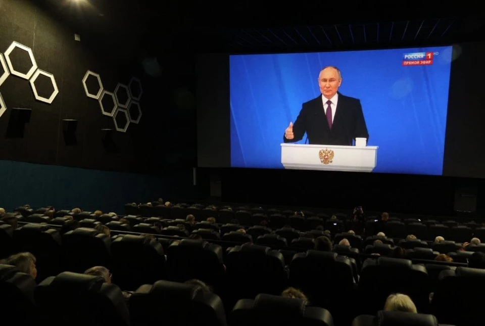 Общественники и депутаты пришли в кинотеатр Волгограда для просмотра послания президента. Фото: администрация Волгограда.