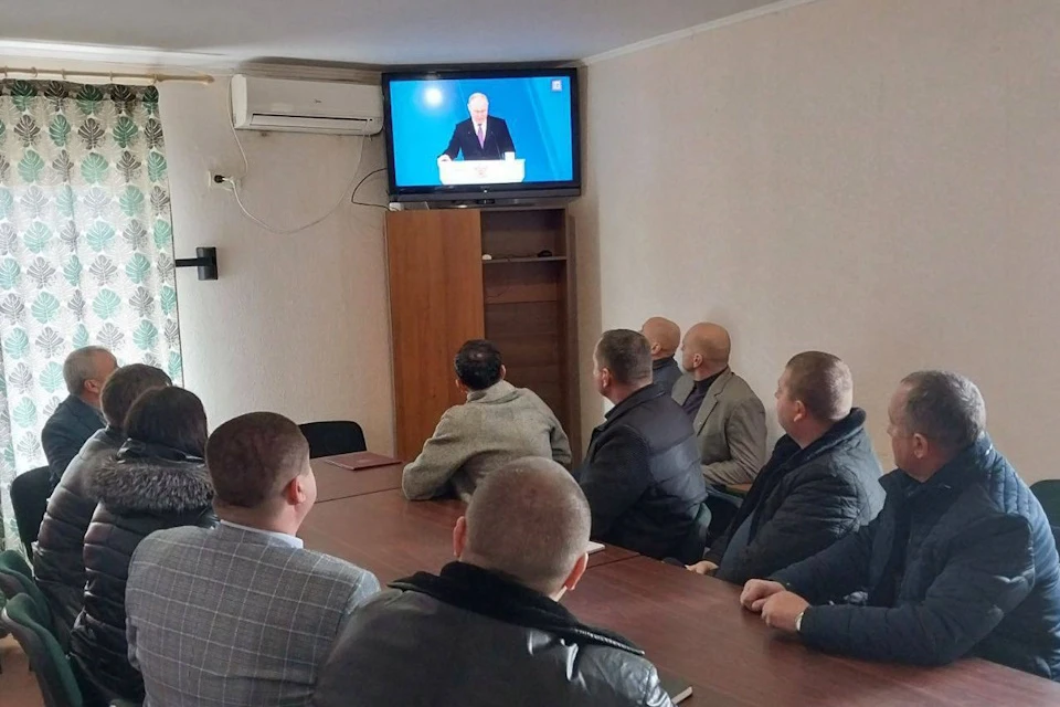 В Херсонской области послание Владимира Путина слушали трудовыми коллективами и семьями Фото: ЕР