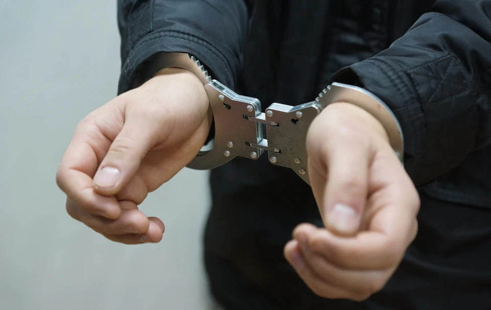 Трое офицеров полиции использовали спецсредства и силу, дабы добиться признания от задержанных