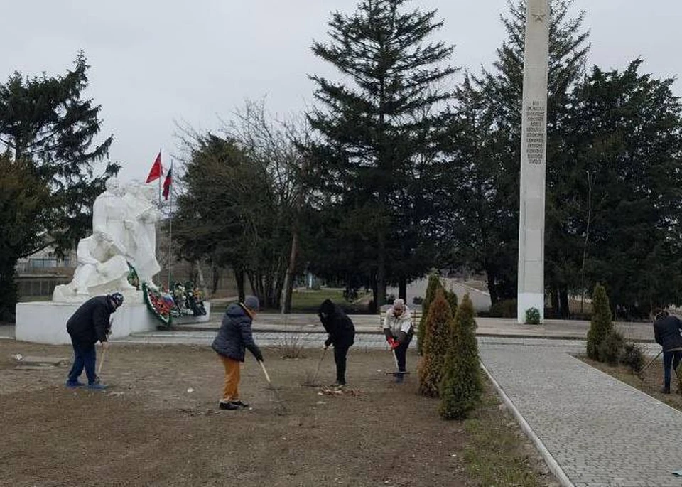 В Михайловке Херсонской области местные жители убрали территорию памятника. ФОТО: администрация Скадовского муниципального округа