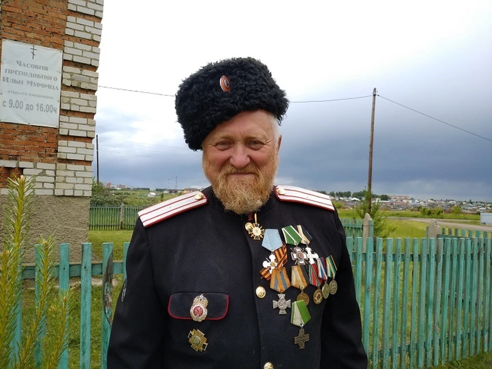 Виктор - старый "бамовец", казак-полковник у часовни Ильи Муромца, построенной им в Юрге, клал кирпичи лично.