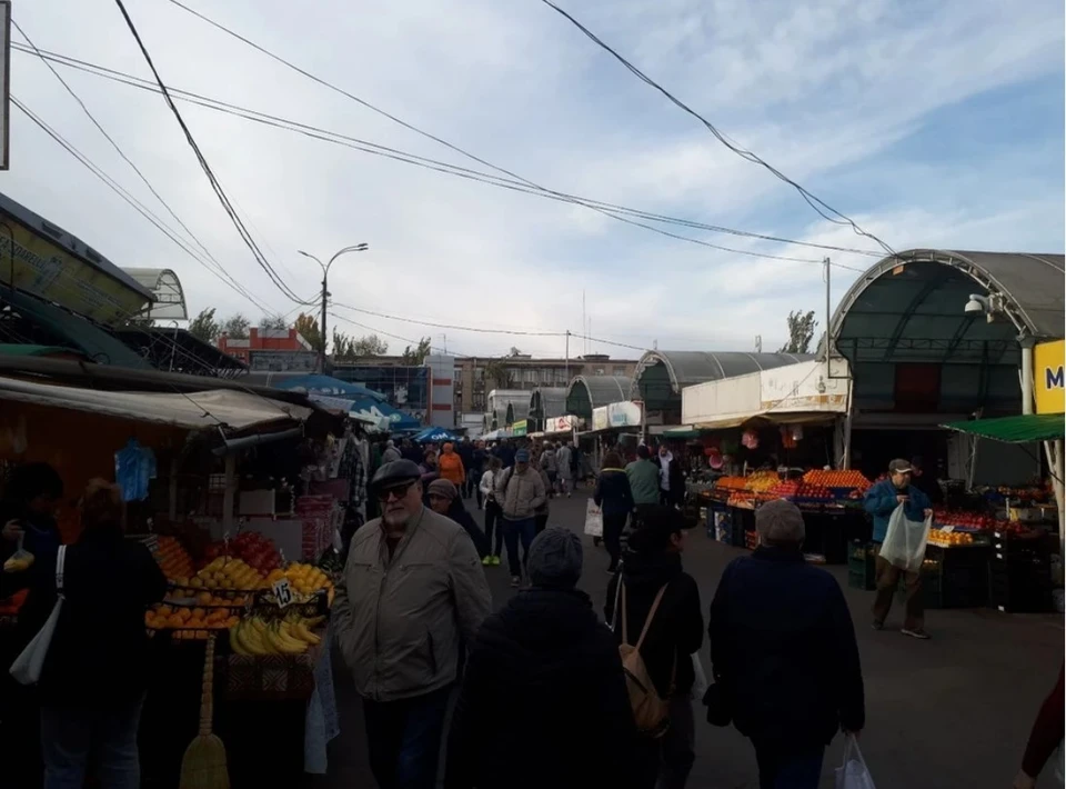 На Центральном рынке Кишинева с началом весны народу прибавилось.