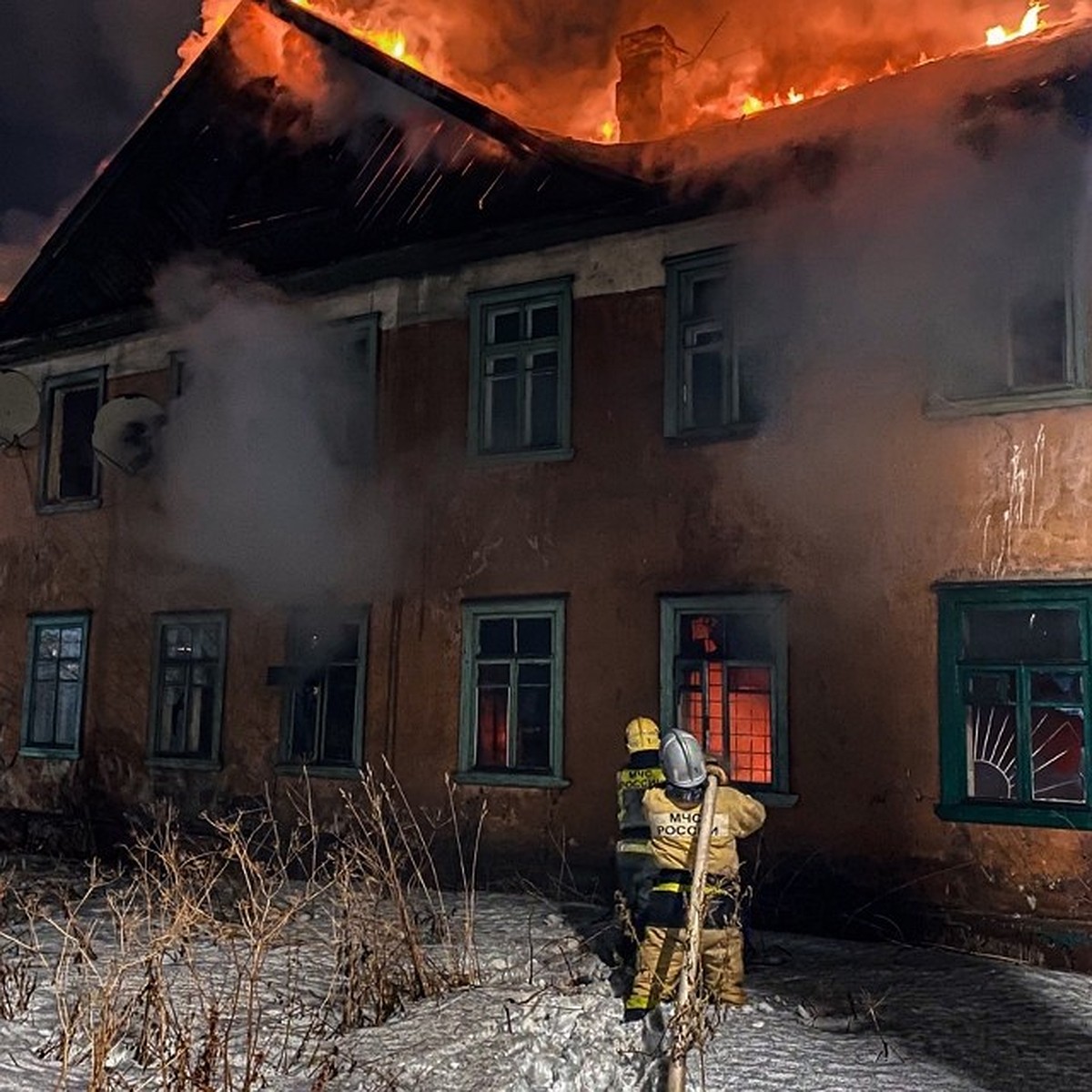 В Мурманске пожарные 11 часов тушили пожар в доме на Карла Либкнехта - KP.RU