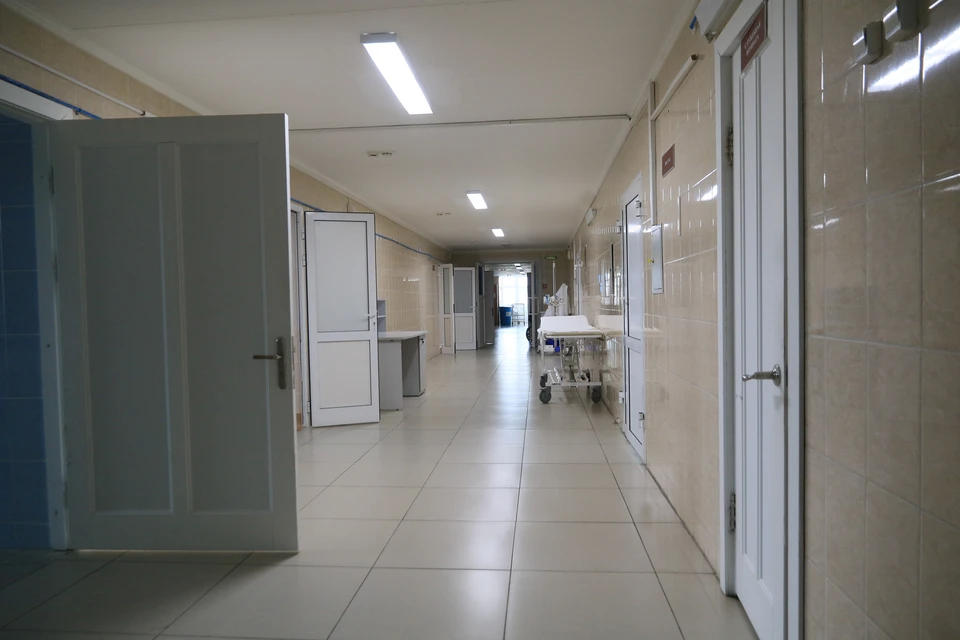 Изначально мужчину положили в больницу с переломом шейки бедра