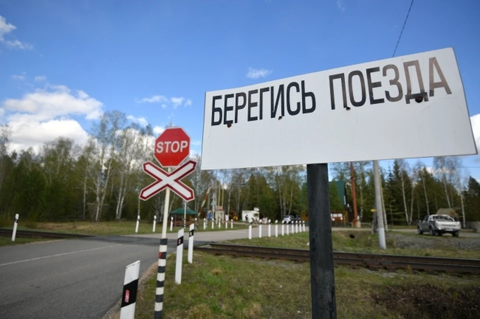 Фото: В Ивантеевском районе поезд на скорости врезался в легковушку