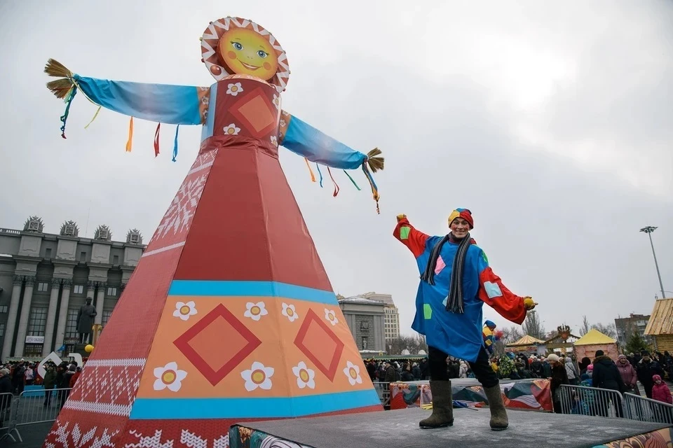 На месте ледового катка устроят центр народной культуры «Светлица» с хороводами и детскими играми.