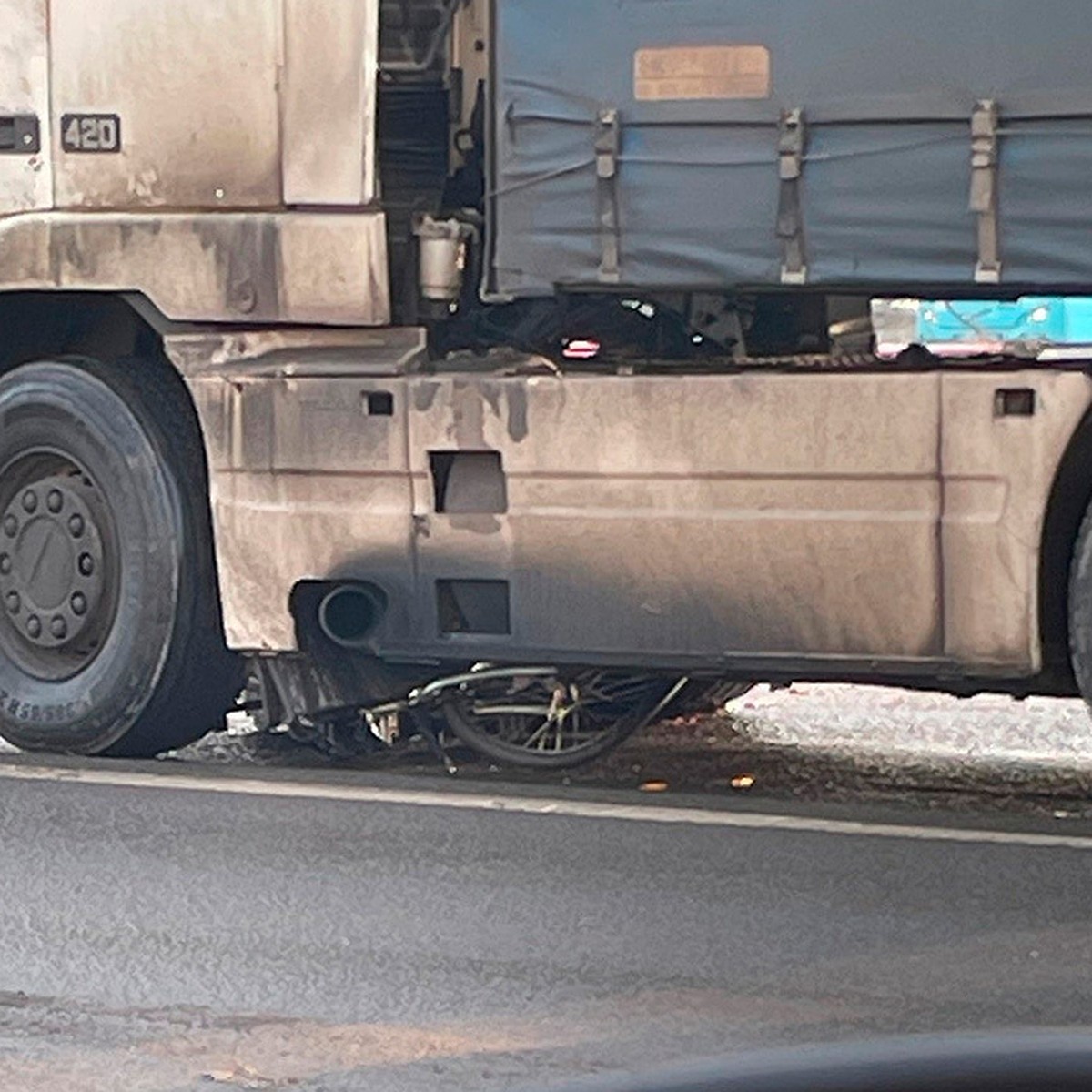 Полиция Петербурга показала момент наезда фуры на курьера-велосипедиста -  KP.RU