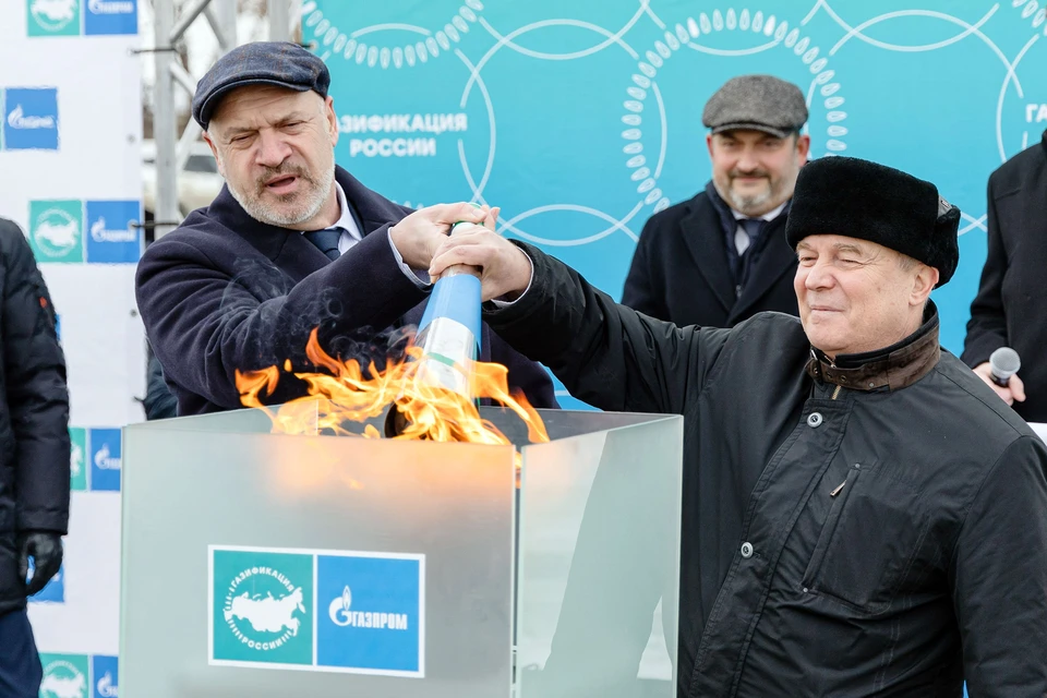 Вице-губернатор Сергей Шаль и главный бухгалтер ООО «Газпром межрегионгаз» Михаил Лебедев зажгли символический факел.
