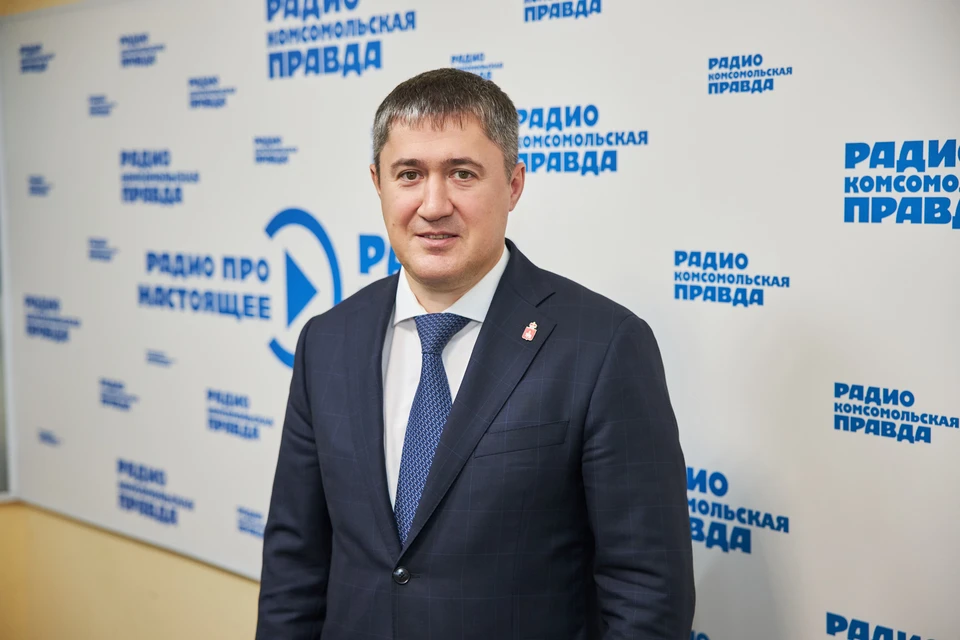 Дмитрий Махонин прямо с торжественного открытия учебного корпуса авиационного техникума приехал в студию радио «Комсомольская правда».