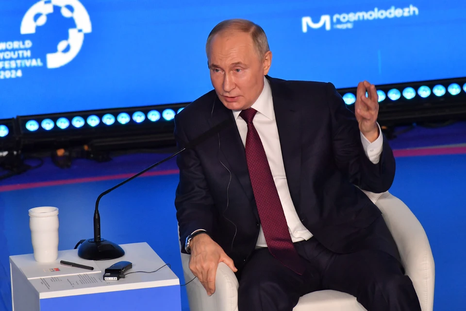 Владимир Путин встретился с участниками Всемирного фестиваля молодёжи