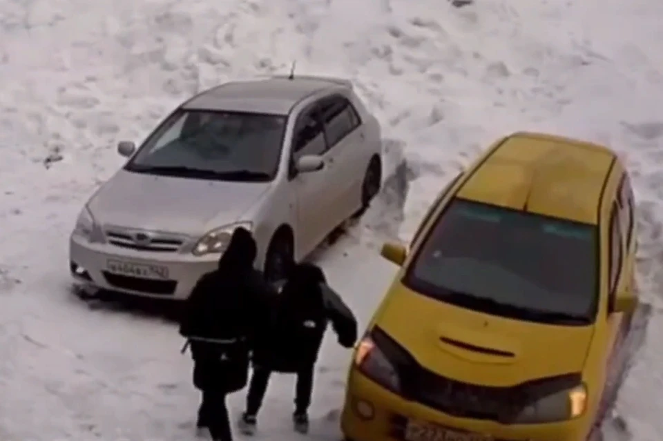 В Кузбассе двое подростков прокололи шины десяти автомобилей - KP.RU