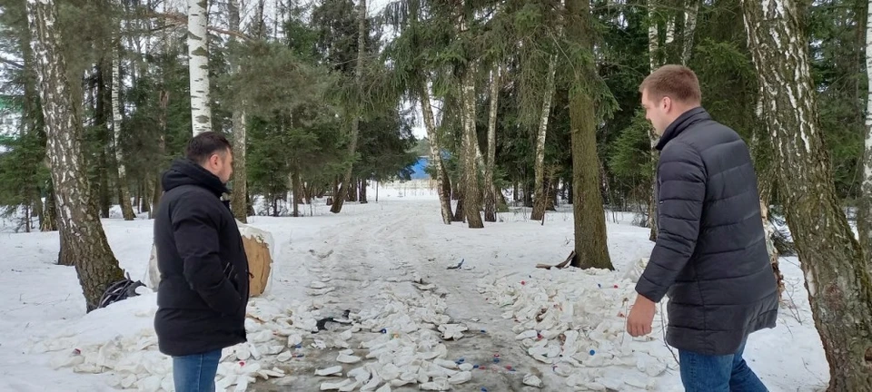 В Балабаново вывезут выброшенные в лесу пластиковые бутылки