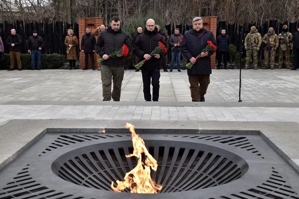 Кириенко и Пушилин в память о погибших возложили цветы к вечному огню на территории донецкой шахты. Фото: ТГ/Пушилин