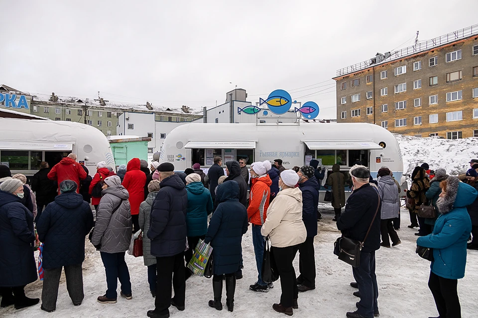 Сейчас на ярмарке «На Севере - весна» народную рыбку продают по 100 рублей за килограмм и не более шести кило в одни руки.